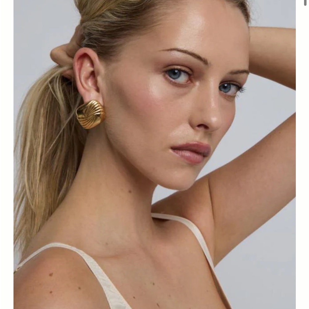 Heaven Mayhem Tabi Gold Earrings